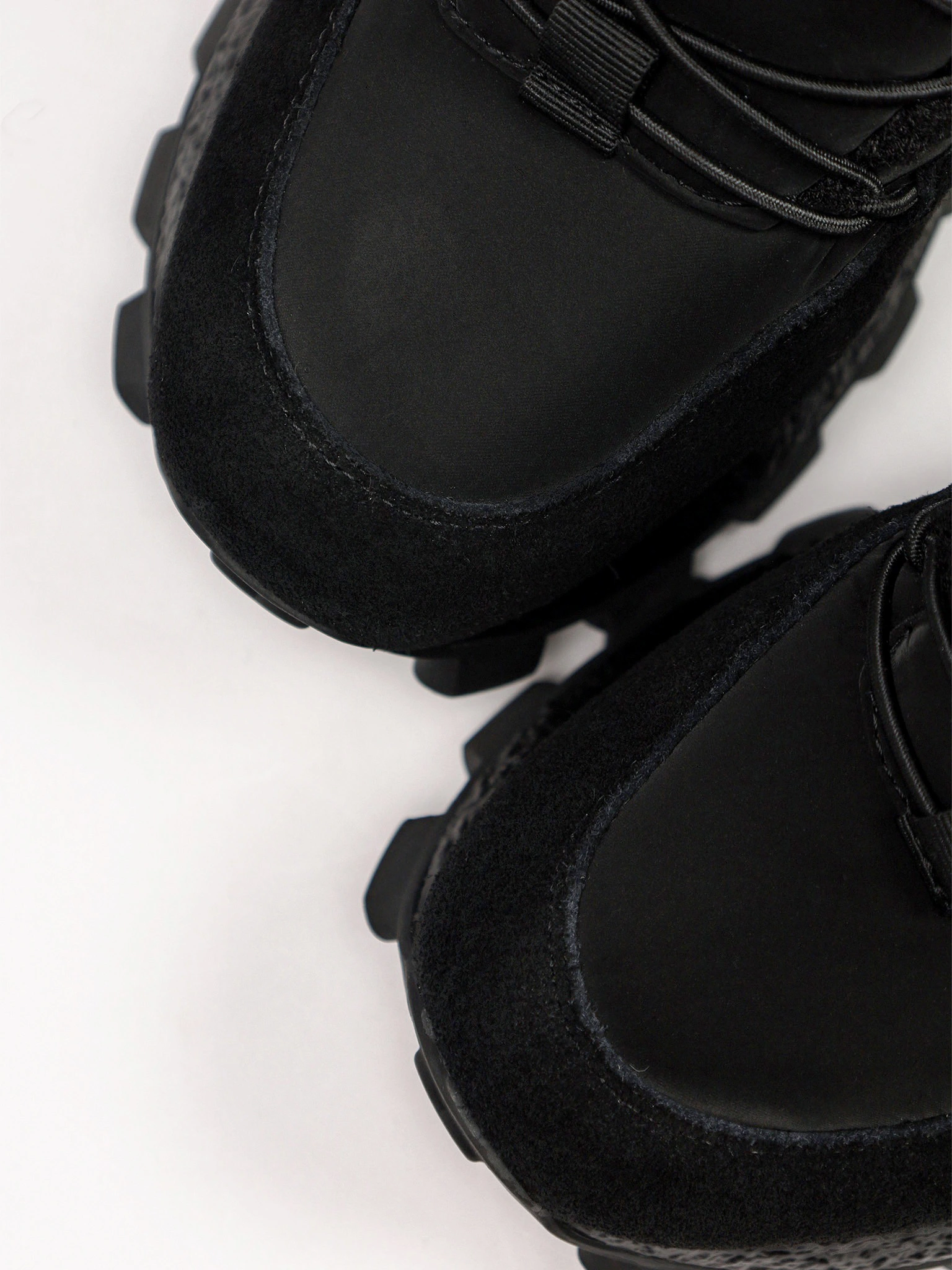 Кроссовки комбинированные черного цвета на рельефной подошве